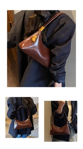 Détail du sac bandoulière en cuir verni marron foncé avec accessoires dorés chics