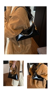 Détail du sac à bandoulière en cuir verni noir avec maillons de chaîne dorés élégants