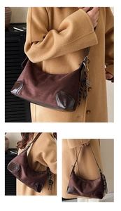 Dettaglio della borsa hobo in pelle scamosciata marrone opaca con cuciture a contrasto