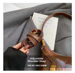 Détail de la bandoulière réglable en cuir PU avec boucle dorée et pendentif mode