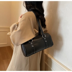 Détails du sac polochon vintage en cuir huilé noir avec anneaux et rivets en argent