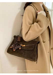Retro suède schoudertas met hond hanger, elegante damestas voor dagelijks werk en stijl.