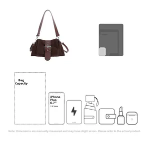 Détail montrant la grande capacité du sac bandoulière marron vintage pour le quotidien