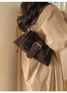 Détail du sac bandoulière rétro marron foncé avec grande boucle en métal et large sangle