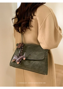 Retro mat leren schoudertas voor dames, stijlvolle vintage damestas met een leuke hanger.