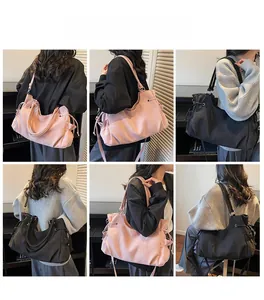 Detalle de los bolsos tote grandes en negro y rosa con correas de hombro ajustables y lazo