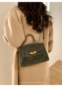 Retro schoudertas van mat leer voor dames, stijlvolle vintage handtas met handvat.