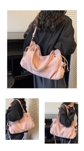 Detalle del bolso tote de cuero rosa con cordones laterales y correa ajustable