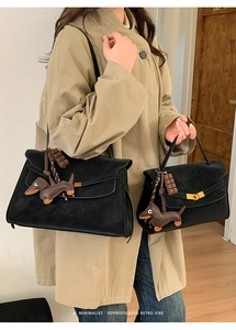Stijlvolle retro matte handtas voor dames, elegante schoudertas met leuke hanger.