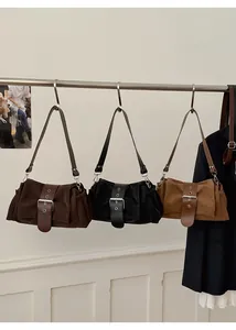 Trois sacs à bandoulière rétro en daim marron foncé, noir et marron clair avec boucle