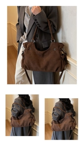 Detalle del bolso tote de ante marrón con cordones laterales y adornos de ojales metálicos