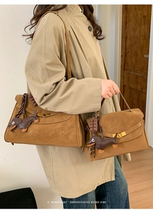 Retro matte schoudertas voor dames stijlvolle casual tote met schattige teckel hanger.
