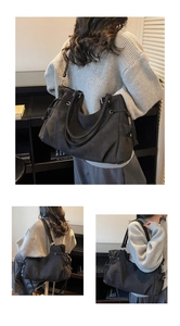 Detalle del bolso tote negro mate con herrajes plateados y diseño de cordones laterales
