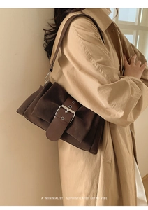 Détail du sac à bandoulière rétro marron foncé avec sangle en cuir et boucle en métal
