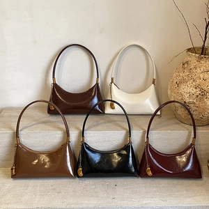 Sac Sous Le Bras En Cuir PU Brillant Pour Femmes Mode Sac À Bandoulière Croisé Croissant Avec Pendentif Doré Rétro Chic