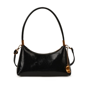 Sac à bandoulière noir en cuir brillant avec détails dorés et forme en demi-lune