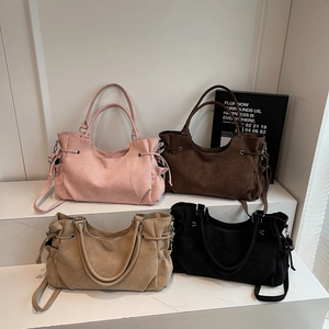 Bolso tote de ante en rosa, marrón y negro con correas de hombro ajustables