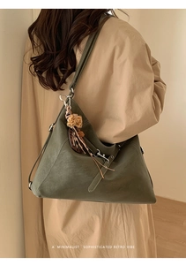 Sac cabas rétro minimaliste vert forêt porté par un mannequin, style vintage sophistiqué