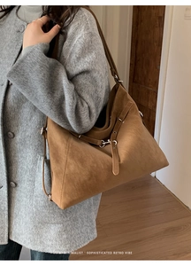 Vue latérale d'un sac cabas vintage marron à texture mate sur un manteau en laine