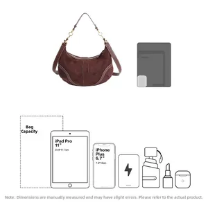 Détail du sac hobo en daim marron montrant la capacité pour iPad Pro 11 pouces et mobile