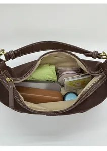 Vue intérieure du sac hobo marron montrant une grande capacité pour les objets quotidiens