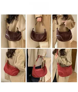 Détails des sacs hobo en daim marron foncé et rouge avec anneaux métalliques dorés