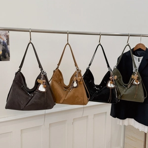 Quatre sacs cabas en simili daim de différentes couleurs avec miroir cœur et pendentif