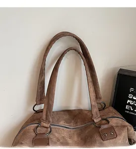 Détail des poignées en cuir renforcé et des coutures rivetées sur sac cabas en toile