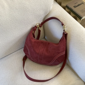 Sac hobo en daim rouge foncé avec surpiqûres contrastées et bandoulières variées