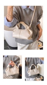 Détail de la texture cuir plissé blanc crème et bandoulière polyvalente du sac