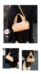 Détail du sac nuage beige avec poignée froncée et texture en cuir grainé
