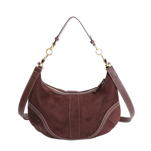 Sac hobo rétro en daim marron foncé avec surpiqûres contrastées et détails dorés