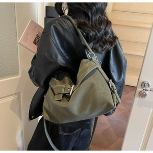 Détail d'un grand sac cabas rétro vert olive en cuir mat avec boucle métallique décorative
