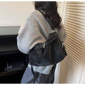 Vue détaillée du sac cabas vintage noir avec coutures contrastées blanches et cuir PU