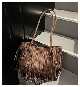 Détail du sac cabas vintage en daim marron avec longues franges bohèmes et fines anses