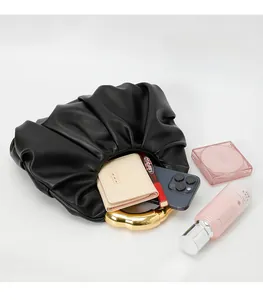 Vue de dessus du sac nuage noir montrant l'espace intérieur avec téléphone et rouge