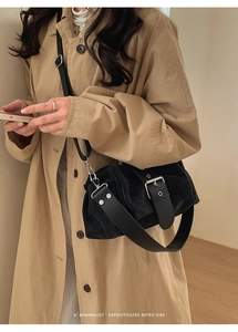 Détail d'un sac à bandoulière rétro en daim noir avec boucle métal et double sangle
