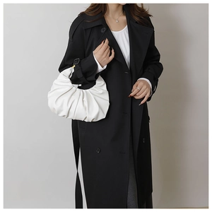 Détail du sac nuage plissé blanc en cuir mat doux porté par un mannequin