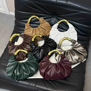 Sacs à main plissés avec poignées dorées disponibles en sept couleurs tendance