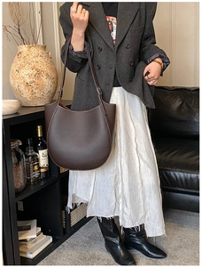 Dettaglio borsa Hobo in pelle martellata testa di moro con cuciture a contrasto bianche