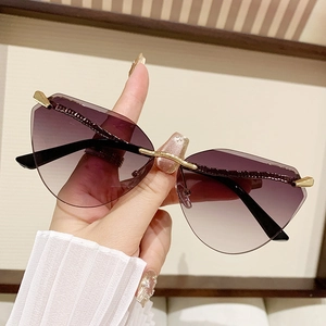 Fashionable rimless cat eye sunglasses with gradient purple lenses and gold metal arms