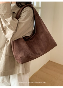 Sac Hobo vintage café foncé vue latérale avec large bandoulière sur un mannequin