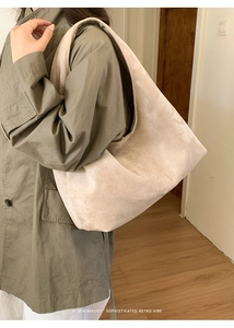 Détail du grand sac cabas beige en daim minimaliste montrant la texture mate et le volume