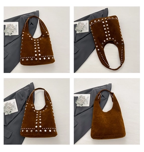 Dettaglio della borsa hobo in pelle scamosciata marrone con borchie argentate e tracolla