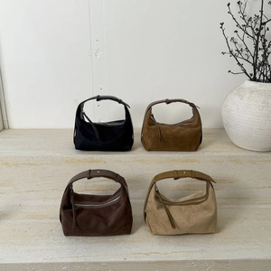 Borsa hobo minimalista in pelle scamosciata in nero, cuoio, caffè e beige chiaro