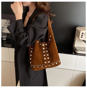 Dettaglio della borsa hobo in pelle scamosciata marrone con borchie metalliche argento