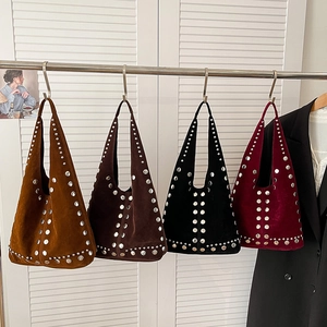 Sacs hobo à rivets argentés en daim de couleur fauve, marron, noir et bordeaux élégant