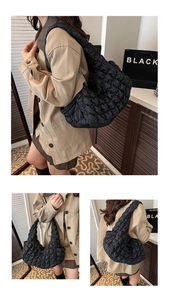 Vues détaillées d'un sac hobo matelassé noir avec une texture ondulée et souple