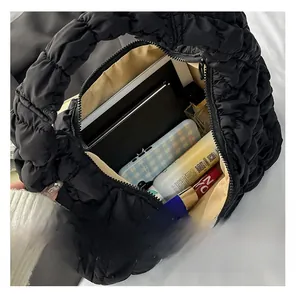 Vue détaillée de l'intérieur du sac matelassé noir montrant sa grande capacité de stockage