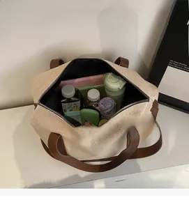 Innenansicht der großen Canvas-Tasche mit Platz für Tablet und Alltagsgegenstände
